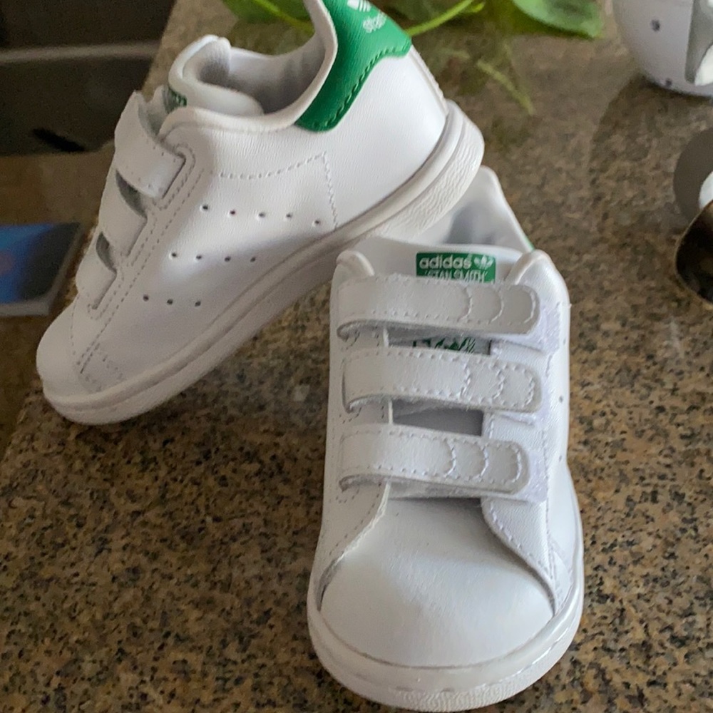 Stan Smith tennis shoes for a toddler.